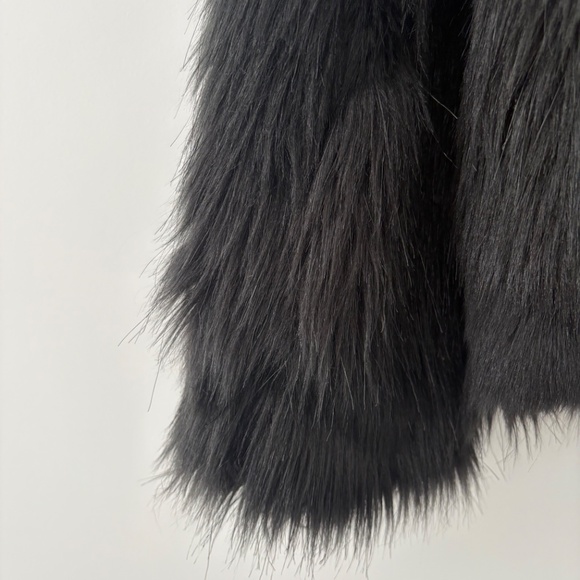 Mango Black Faux Fur Jacket – Elegant & Cozy Statement Piece - Picture 3 of 6